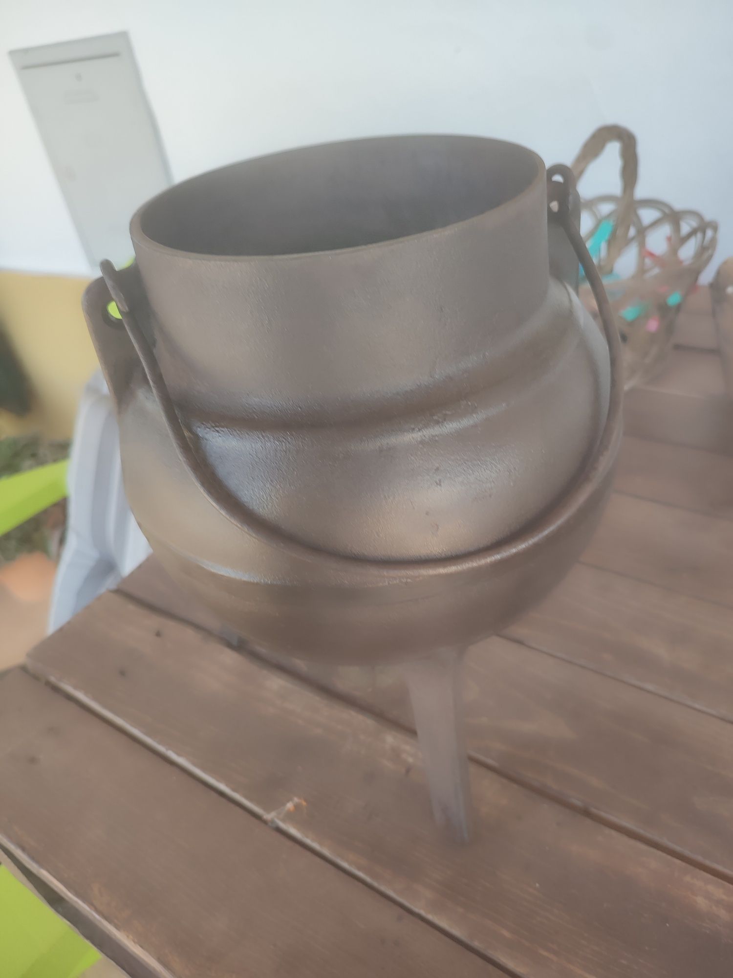 Pote com 3 pes de Ferro fundido 4L