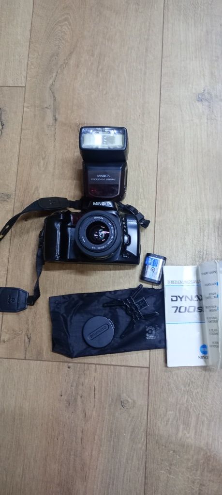 Aparat Minolta Dynax 700si plus obiektyw i lampa, zestaw