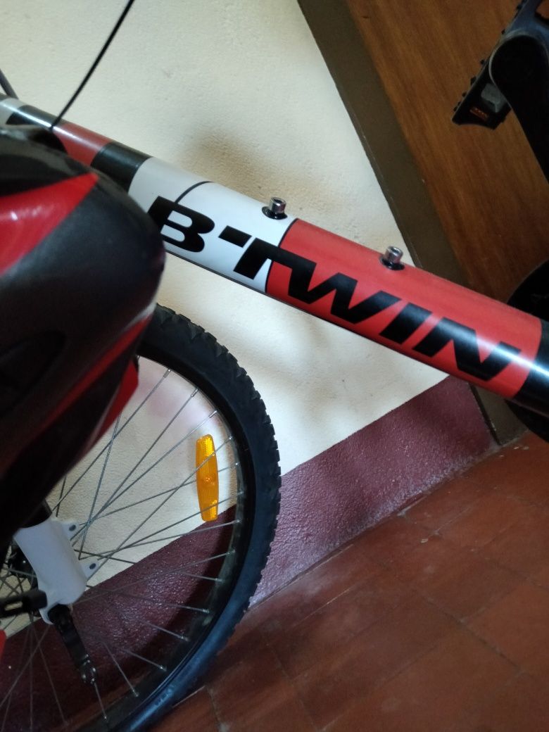 Bicicleta nova nunca usada. SeBranca e vermelha.