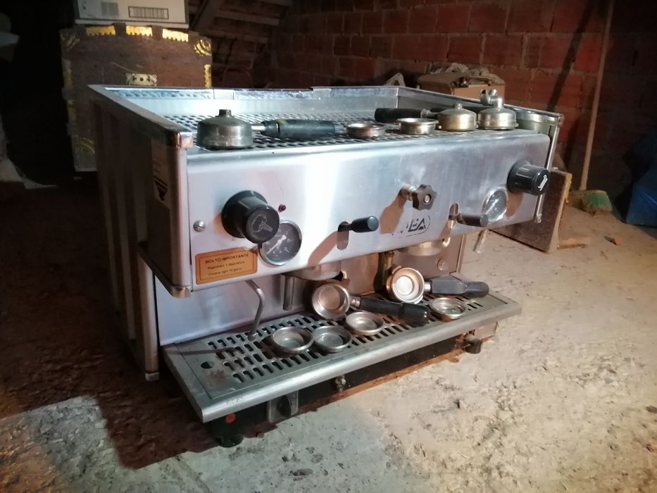 Máquina de café áurea industrial.