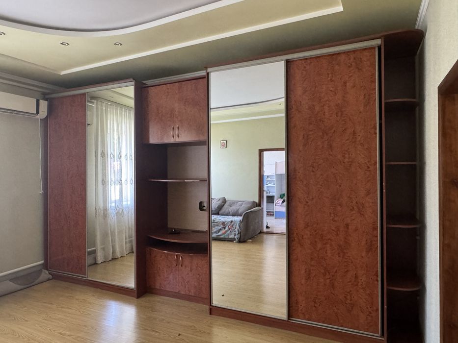 Продам велику шафу купе в гарному стані