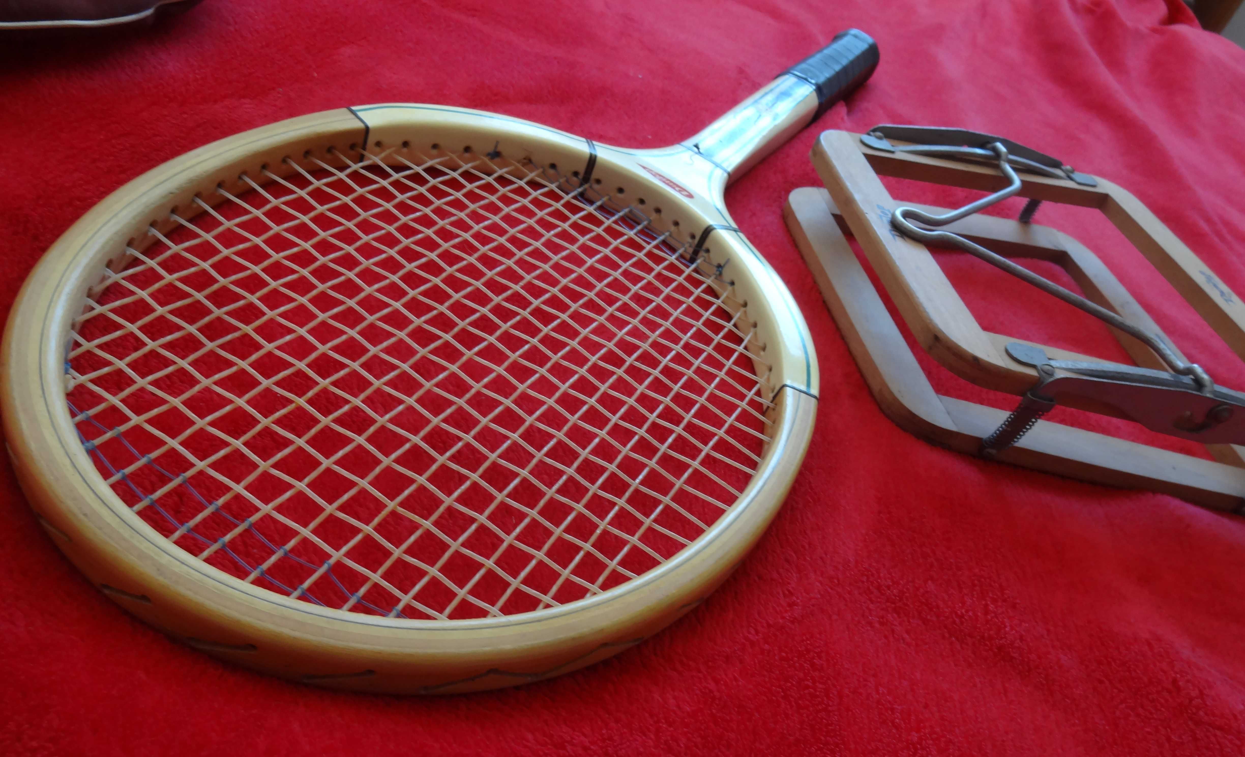 Dunlop - retro rakieta tenisowa z pokrowcem i w prawidle; z Wlk. Bryt.