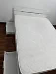 Cama casal e um colchão