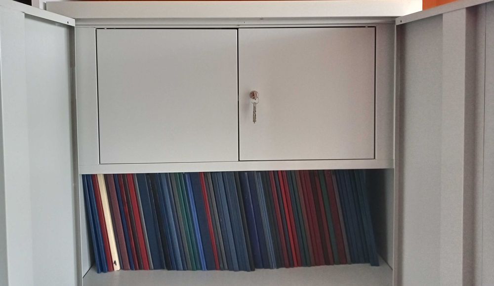 Szafa biurowa na dokumenty z sejfem