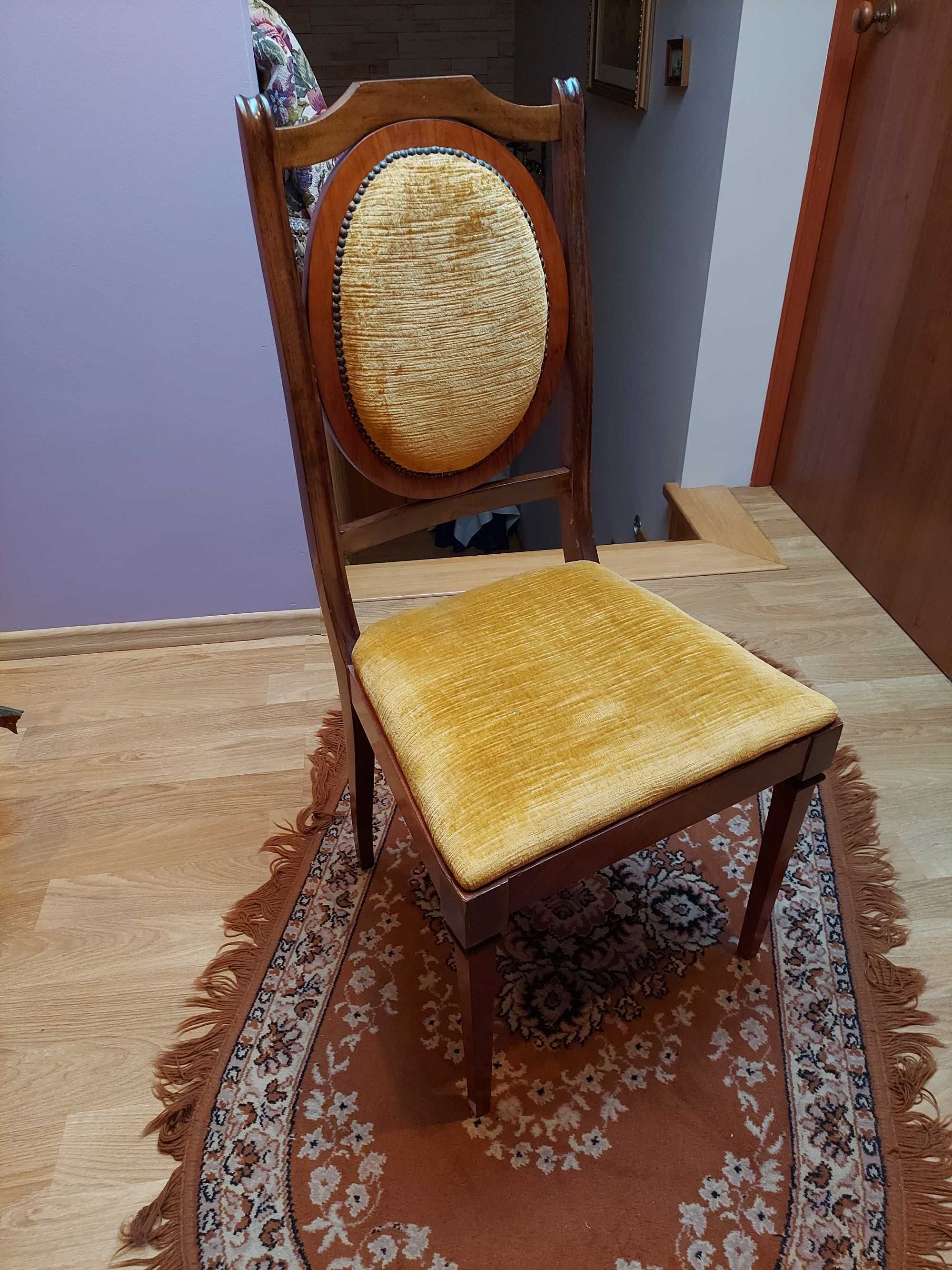 stół z czterema krzesłami