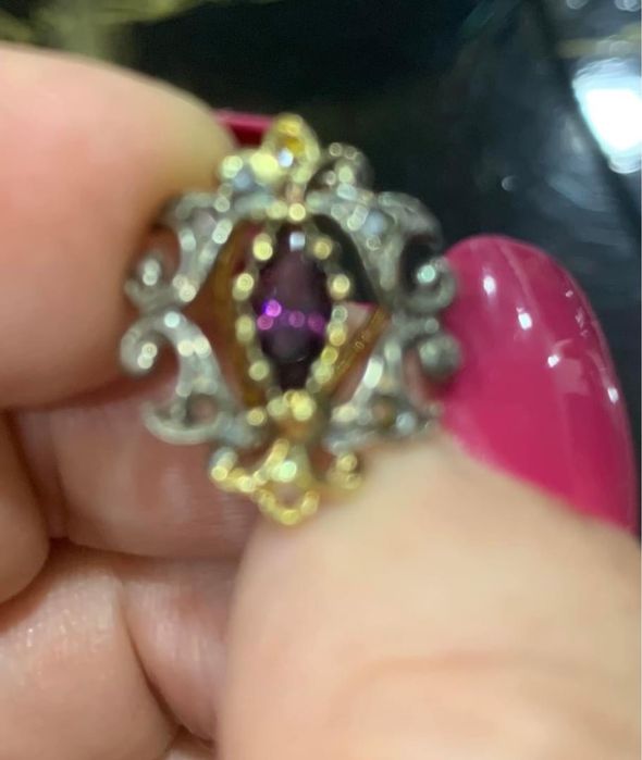 Brincos em prata e prata dourada com duas ametistas e doze capas de diamante.