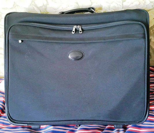 Чемодан-сумка для костюмов Longchamp.