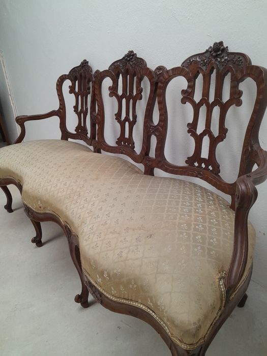 Cadeirões, canapé e cadeiras antigas.