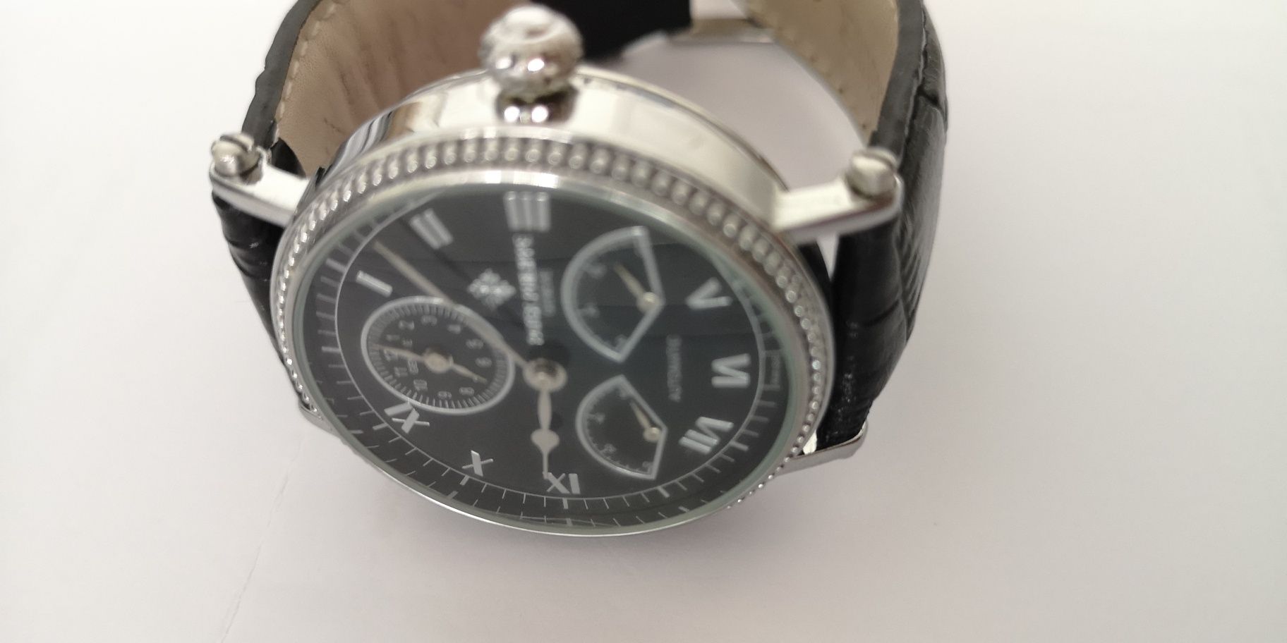 Relógio Patek Philippe com duplo horário.