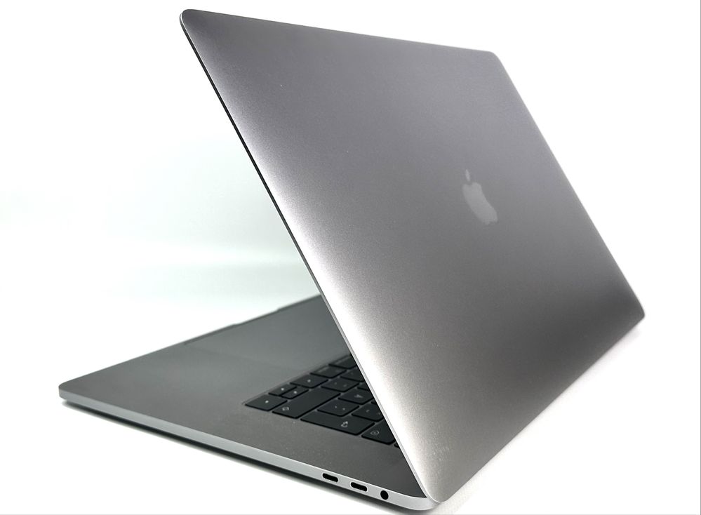 MacBook Pro 15.4”  2017 16/512 GB  Radeon 560 4 GB