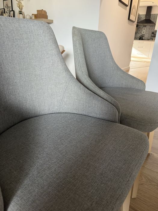 Krzesła szare z drewnianymi nogami 2 sztuki