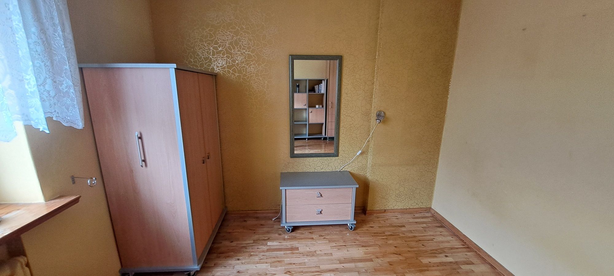 szafka nocna z dwiema szufladami z kompletu 5mebli
Wymiary: 53x79x42gl