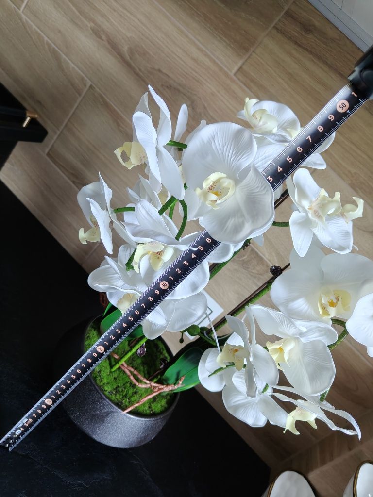 Duży przepiękny biały sztuczny storczyk orchidea w czarnej doniczce