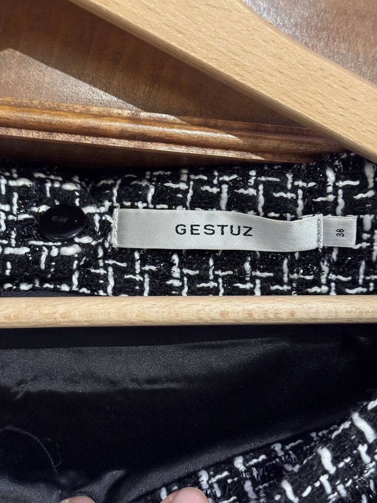 Pikowana mini Gestuz 38
