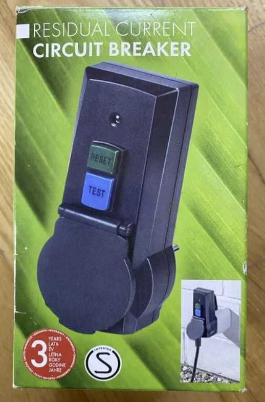 Zewnętrzny adapter do gniazda z RCD wyłącznik automatyczny