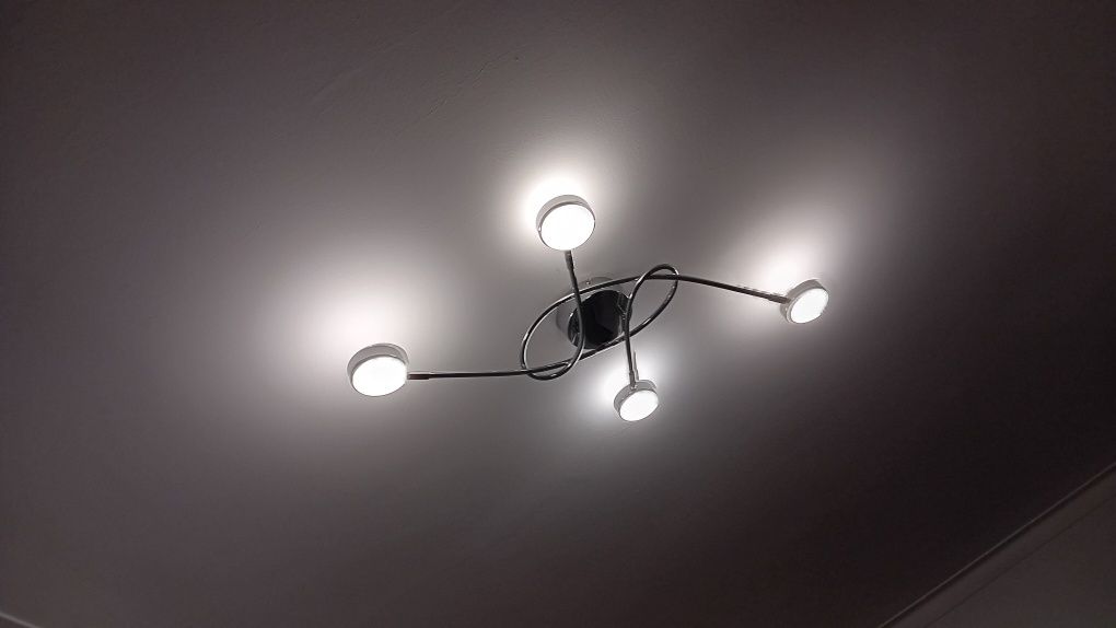Candeeiro LED com 4 focos