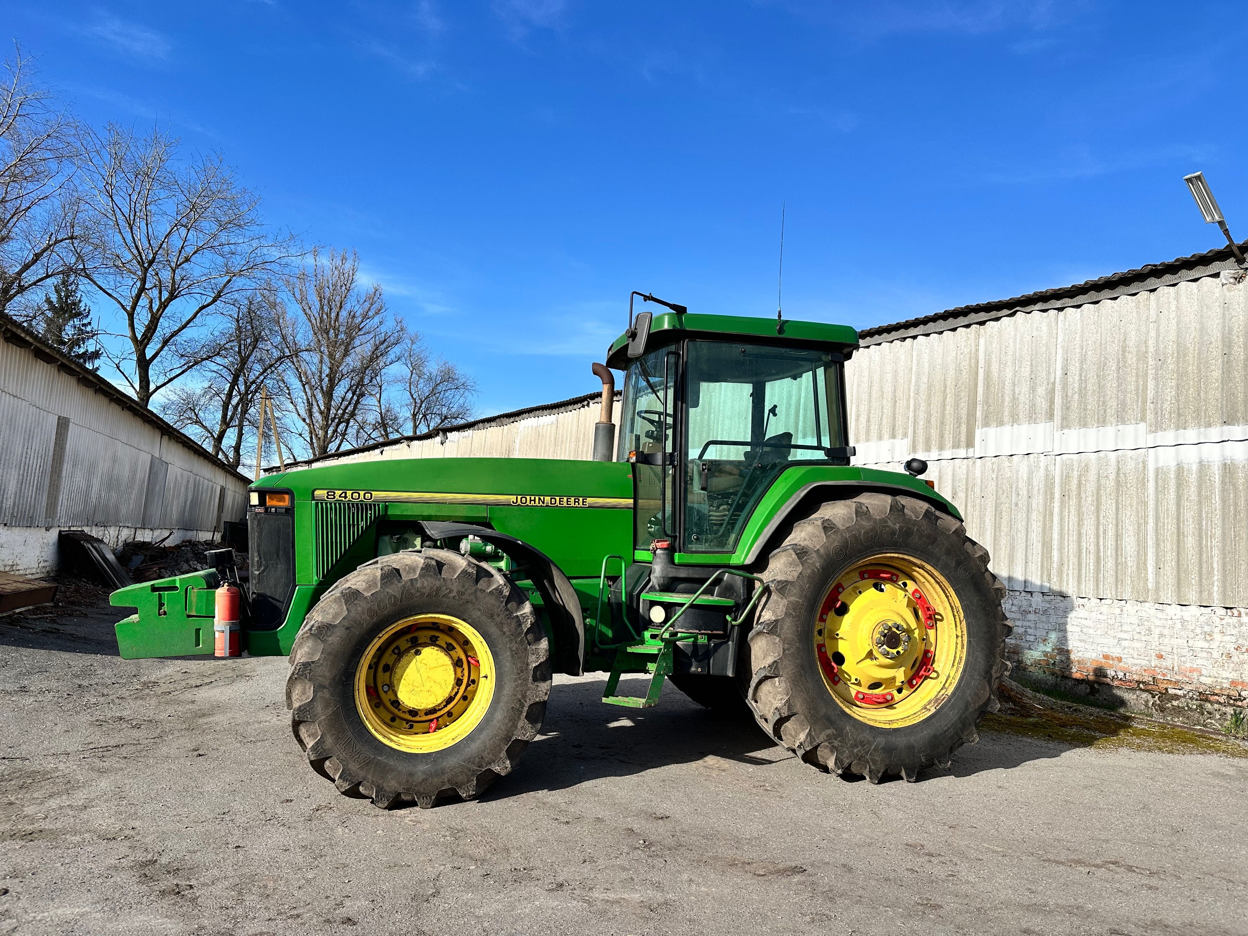 Трактор John Deere 8400