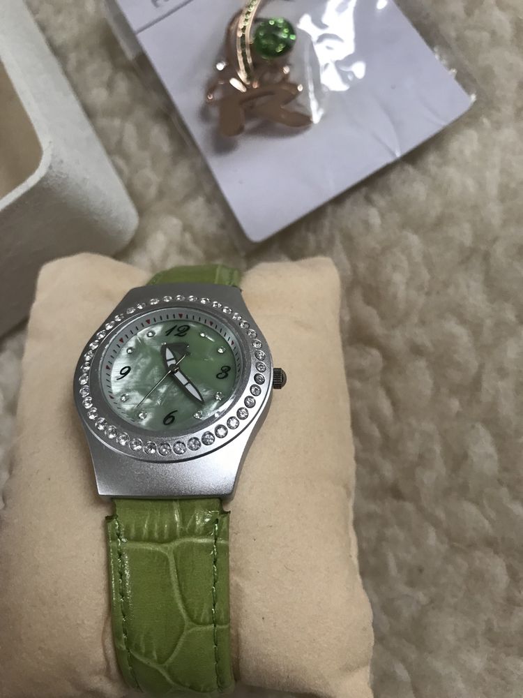 Elegancki zielony zegarek cyrkonie Quartz, białe pudełko