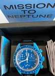 Omega x Swatch SO33N100 Neptune - Morski design i biokeramika