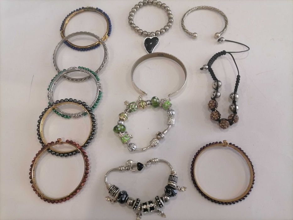 Lote de Bijuteria - 12 Pulseiras Artesanais?