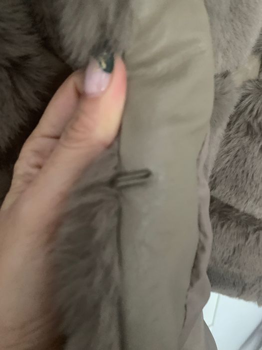 Kamizelka futrzana z kapturem w kolorze taupe