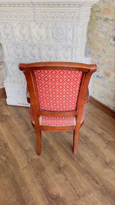 Stylowe tapicerowane krzesła z litego drewna.