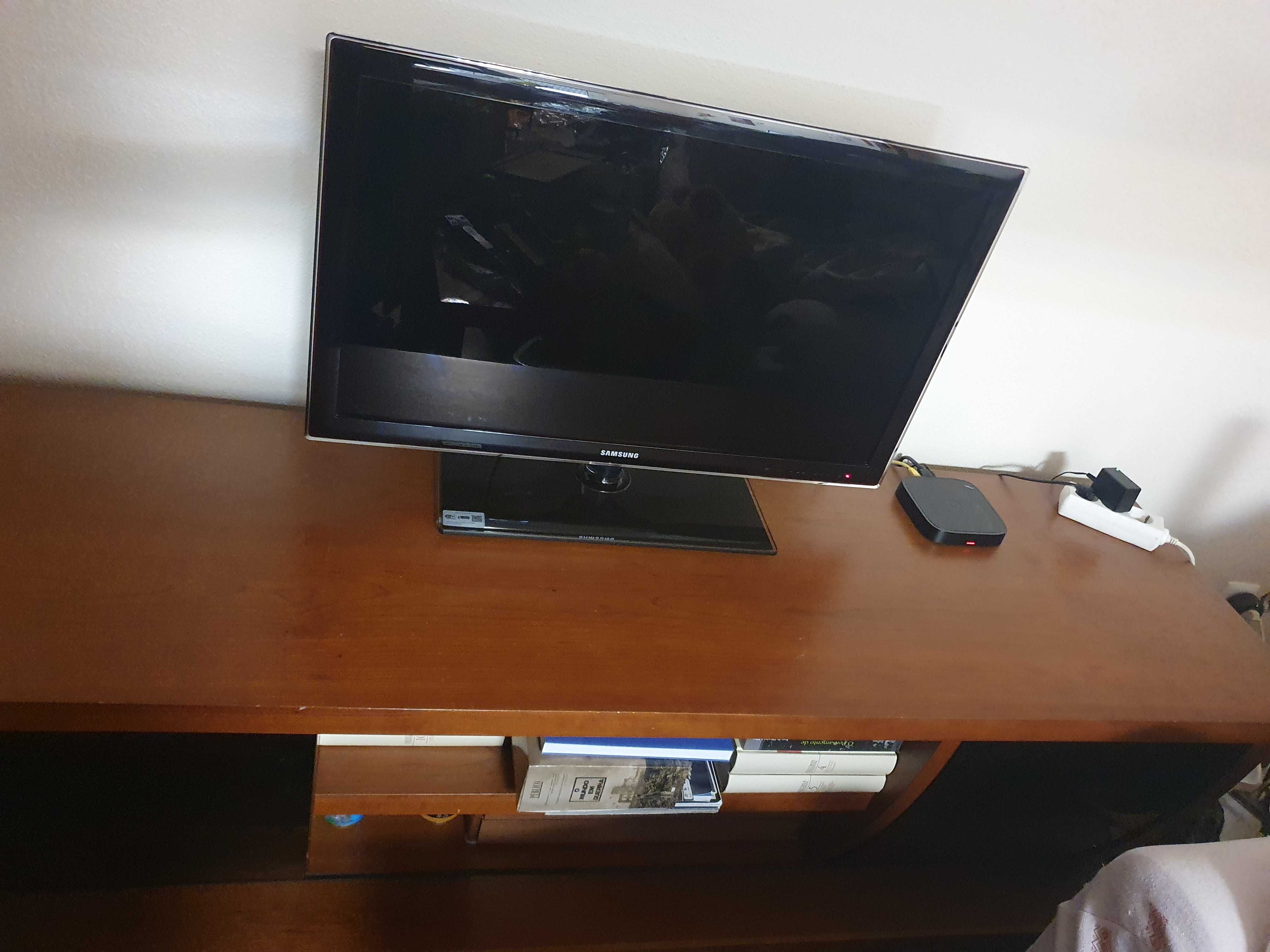 Móvel TV em cerejeira com 2 armários com vidro preto
