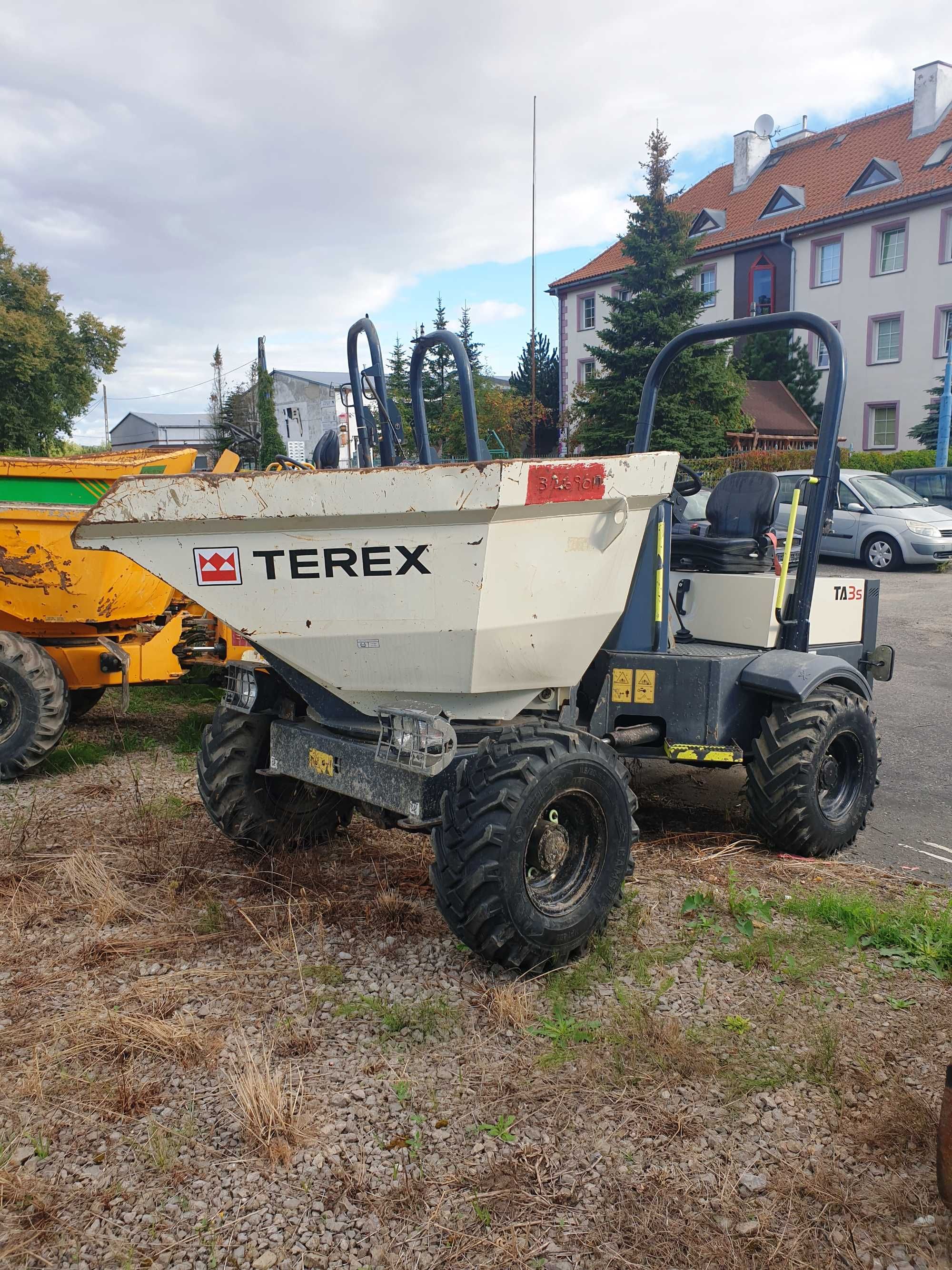 Wynajem Ładowarki kołowej CAT 906  / 450 netto + vat  - 553,50