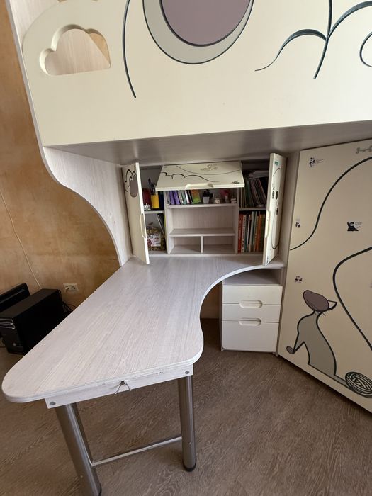 Комплект мебели для комнаты девочки