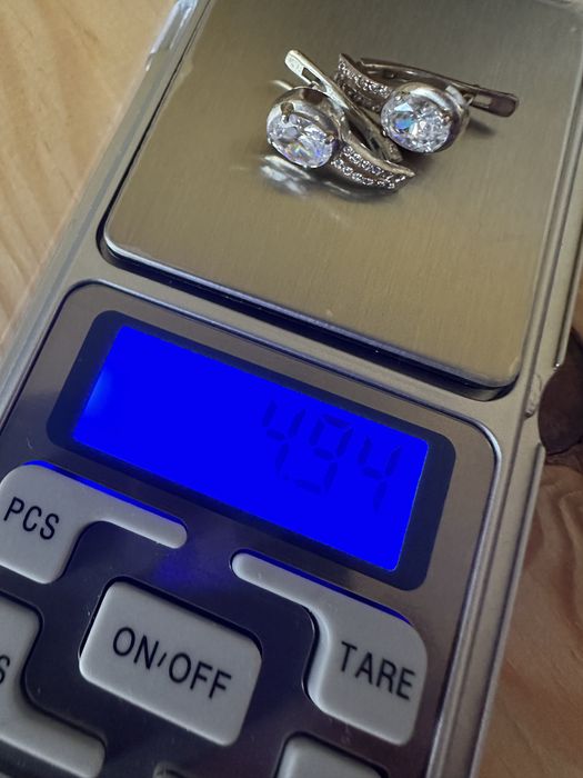 Срібні сережки з фіанітом.