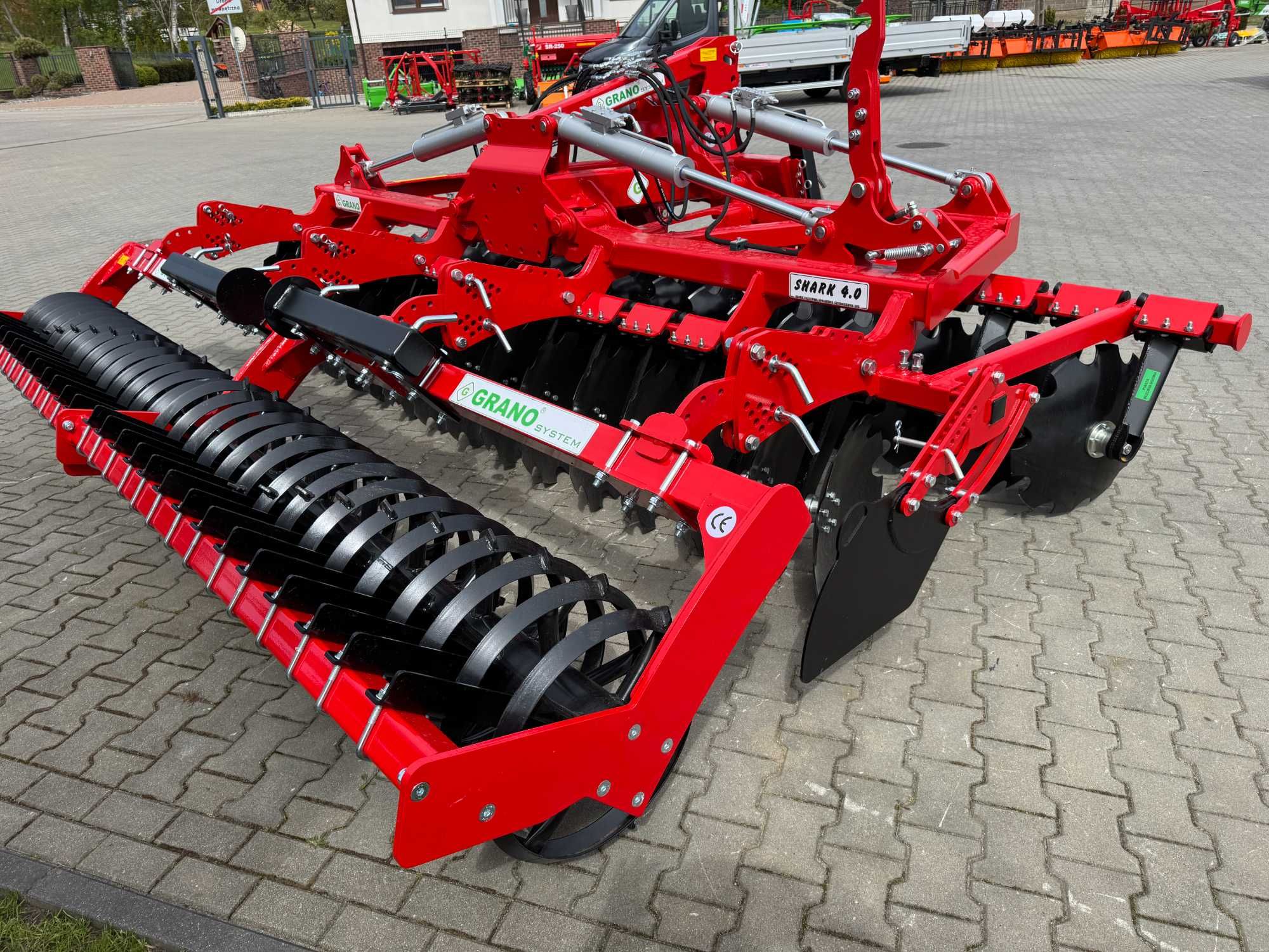 Brona Shark SHS 4,0 m hydraulicznie składana zawieszana GRANO SYSTEM
