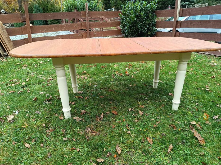 Stół kuchenny, do jadalni z litego drewna.