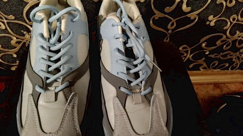 Женские кроссовки и ботфорды