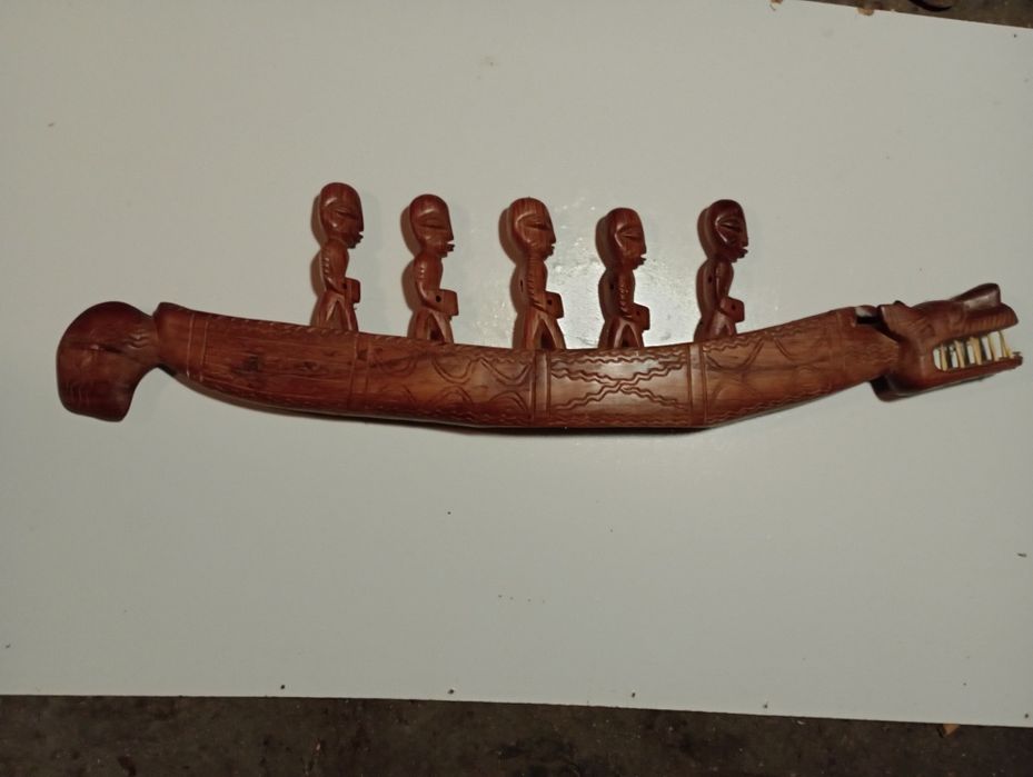 Rzeźba łódź z wioślarzami