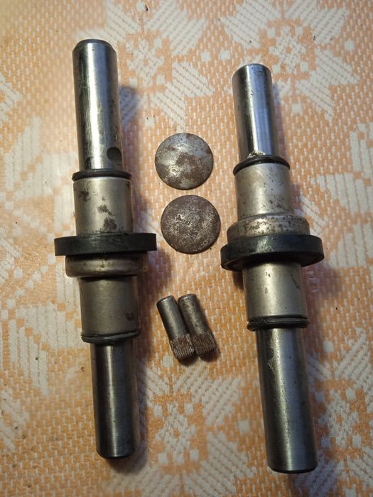 Шкворні поворотного кулака ГАЗ - 24