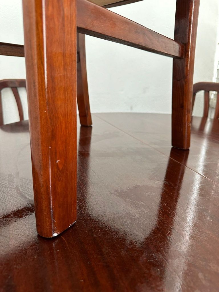 Vendo mesa de madeira maçica com 4 cadeiras