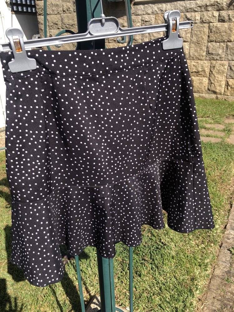Saia preta pintinhas Zara
