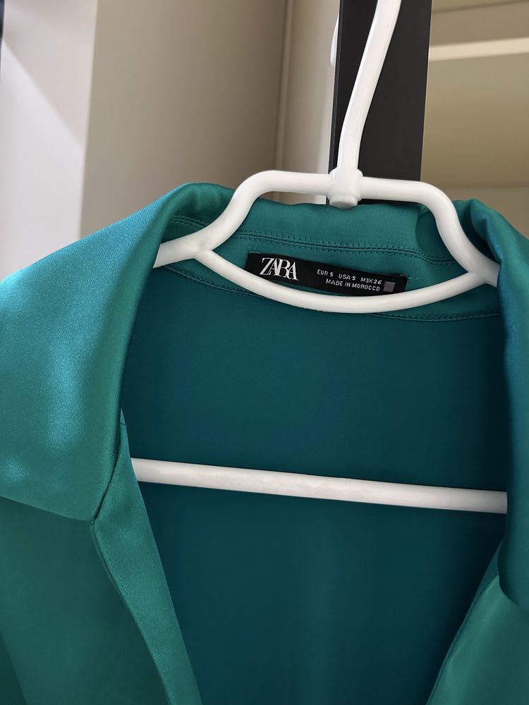 Изумрудное платье с перьями zara