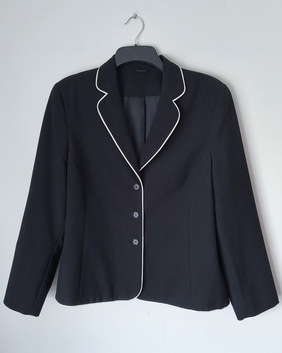 Czarna marynarka damska