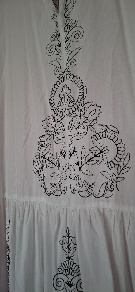 Maravilhoso vestido branco c/ bordafo a prêto