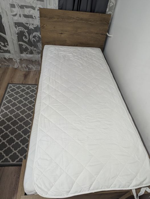 Łóżko z materacem