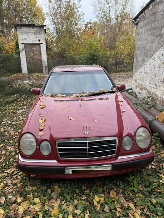 Продається під розбір мерседес