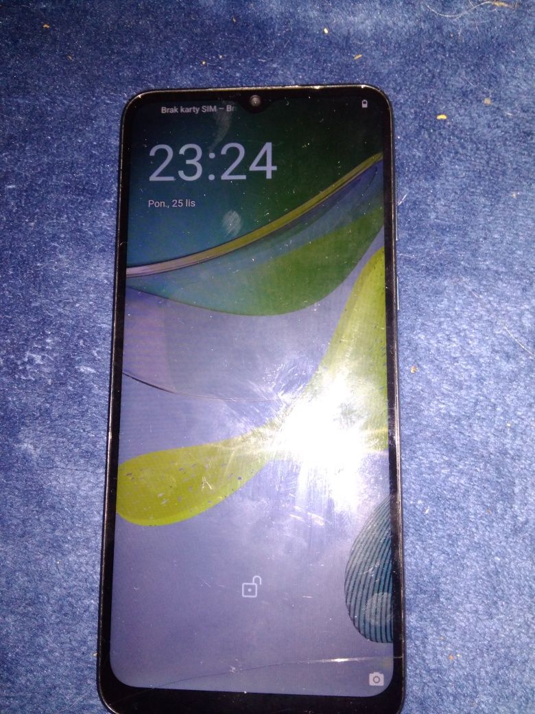 Motorola e 13 niebiesko metaliczny tył telefonu