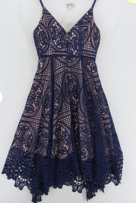 Сукня міді святкова з V-подібним вирізом