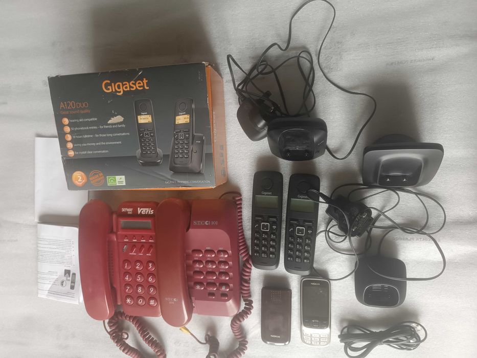 Zestaw starych telefonów