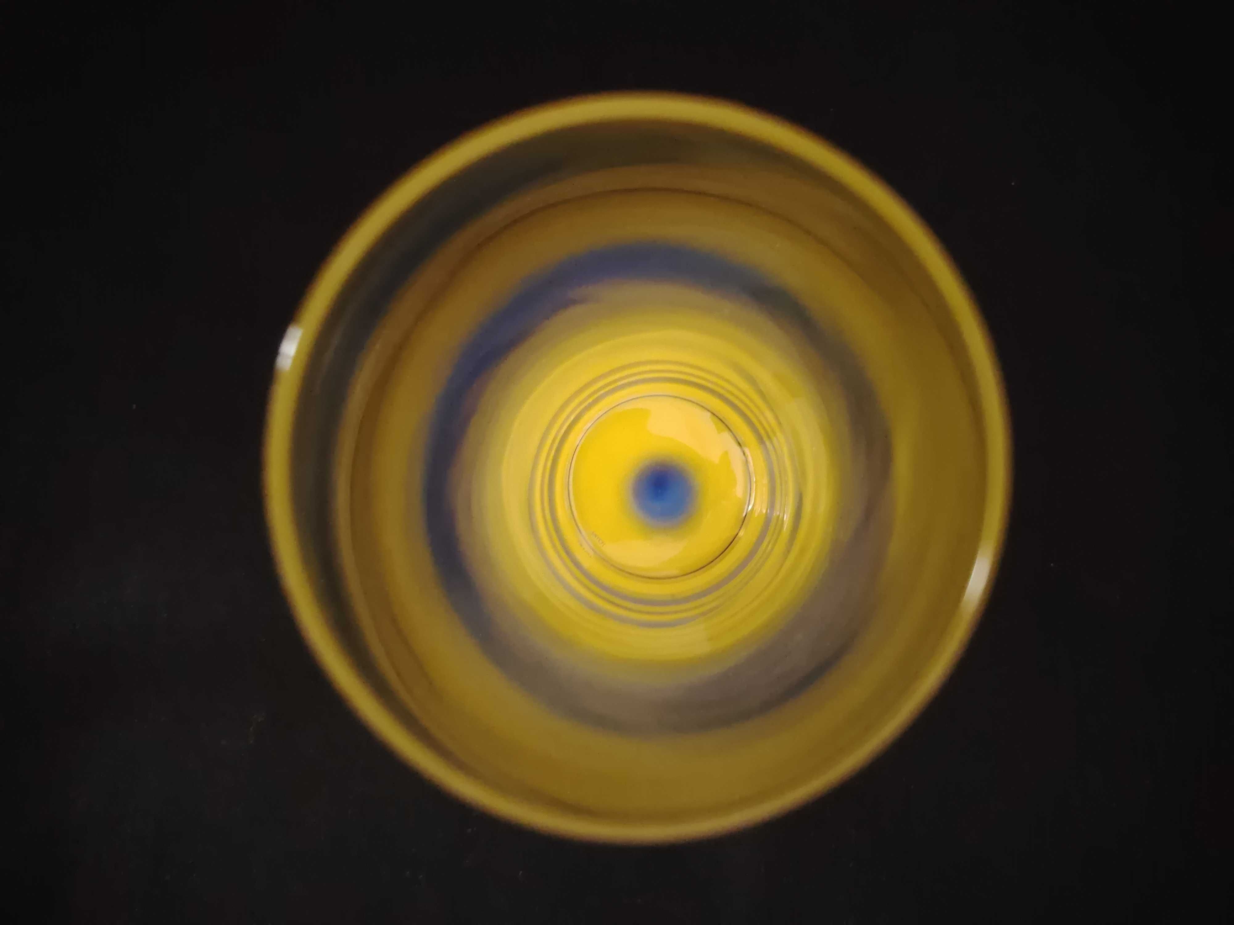 Copos vidro com fundo azul e amarelo