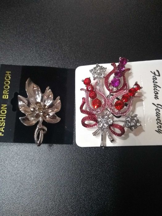 Broches novos para senhoras