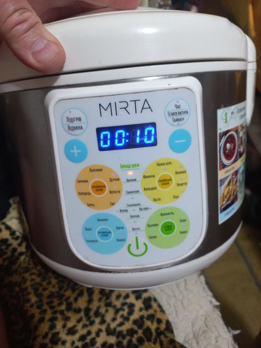 Мультиварка Mirtaв рабочем состоянии