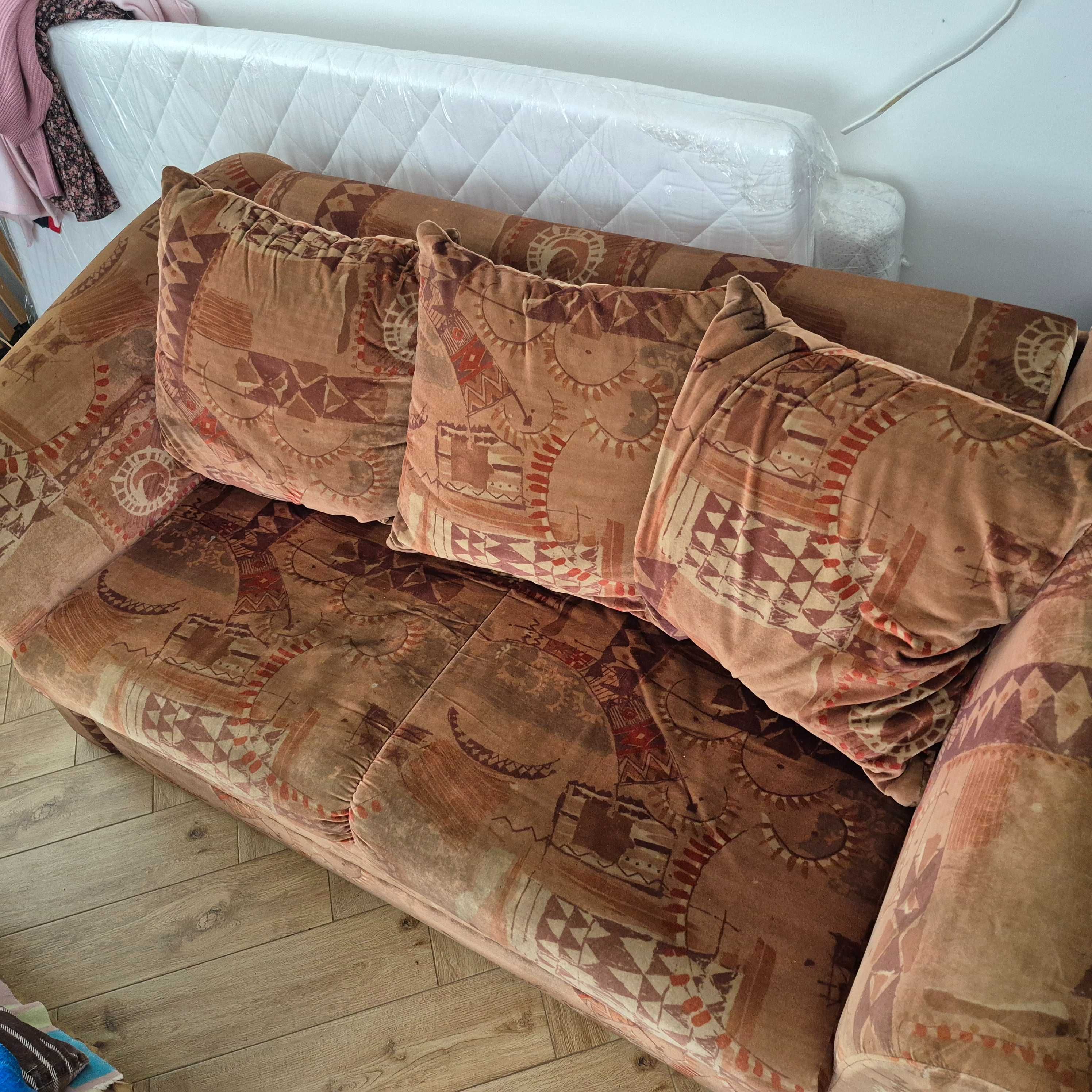 Sofa rozkladana, uzywana w dobrym stanie