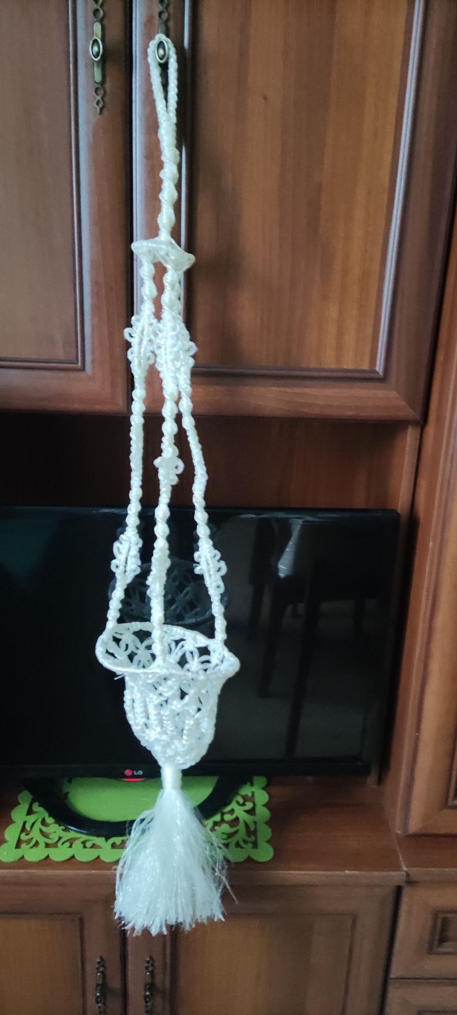Kwietnik wiszący - makrama z białego sznurka syntetycznego